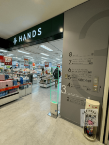 Shinjuku-TakashimayaTimesSquare-Hands