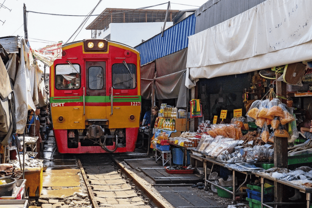 美功鐵道市場 Maeklong Railway Market